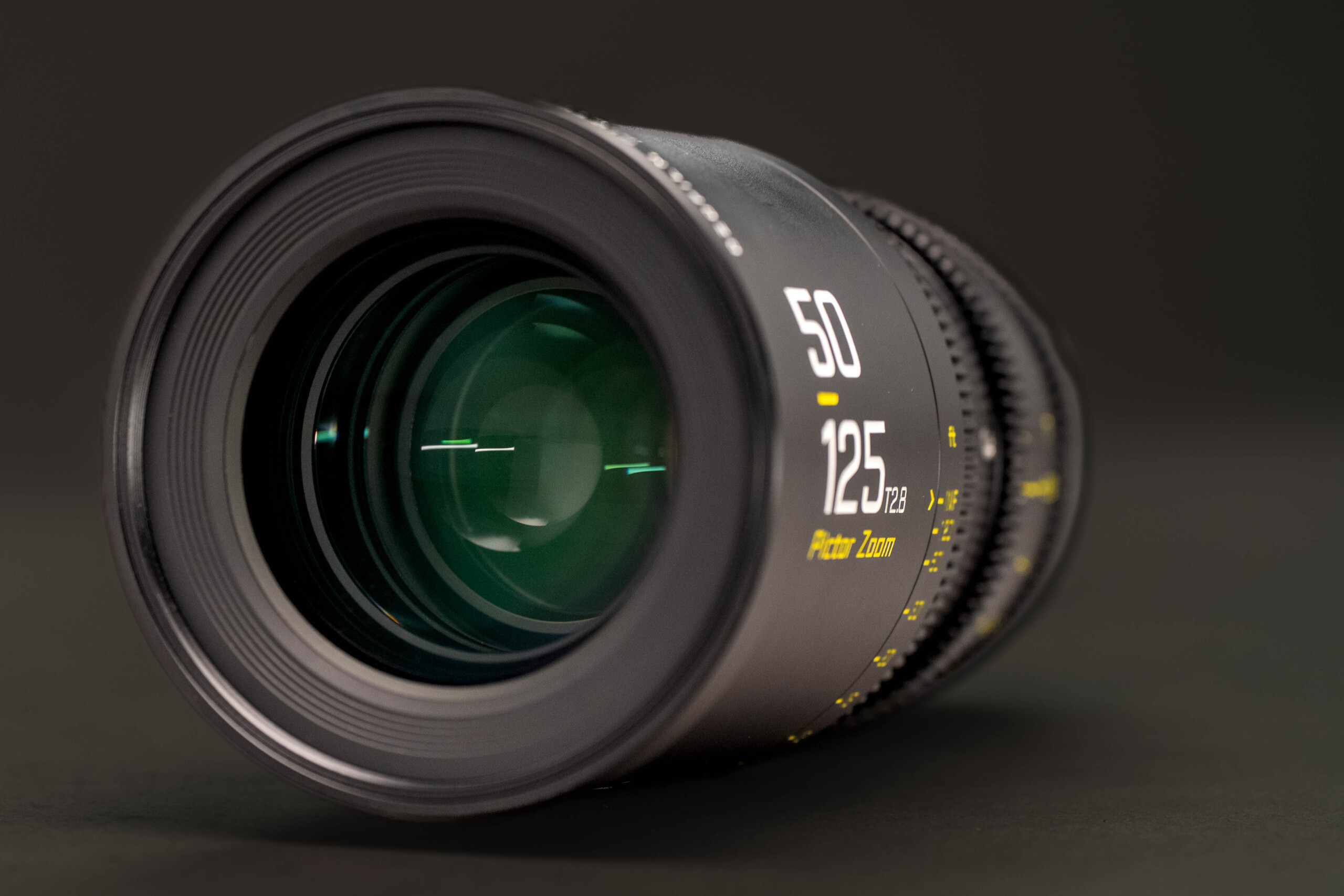 DZOFILM Pictor Zoom front element detail