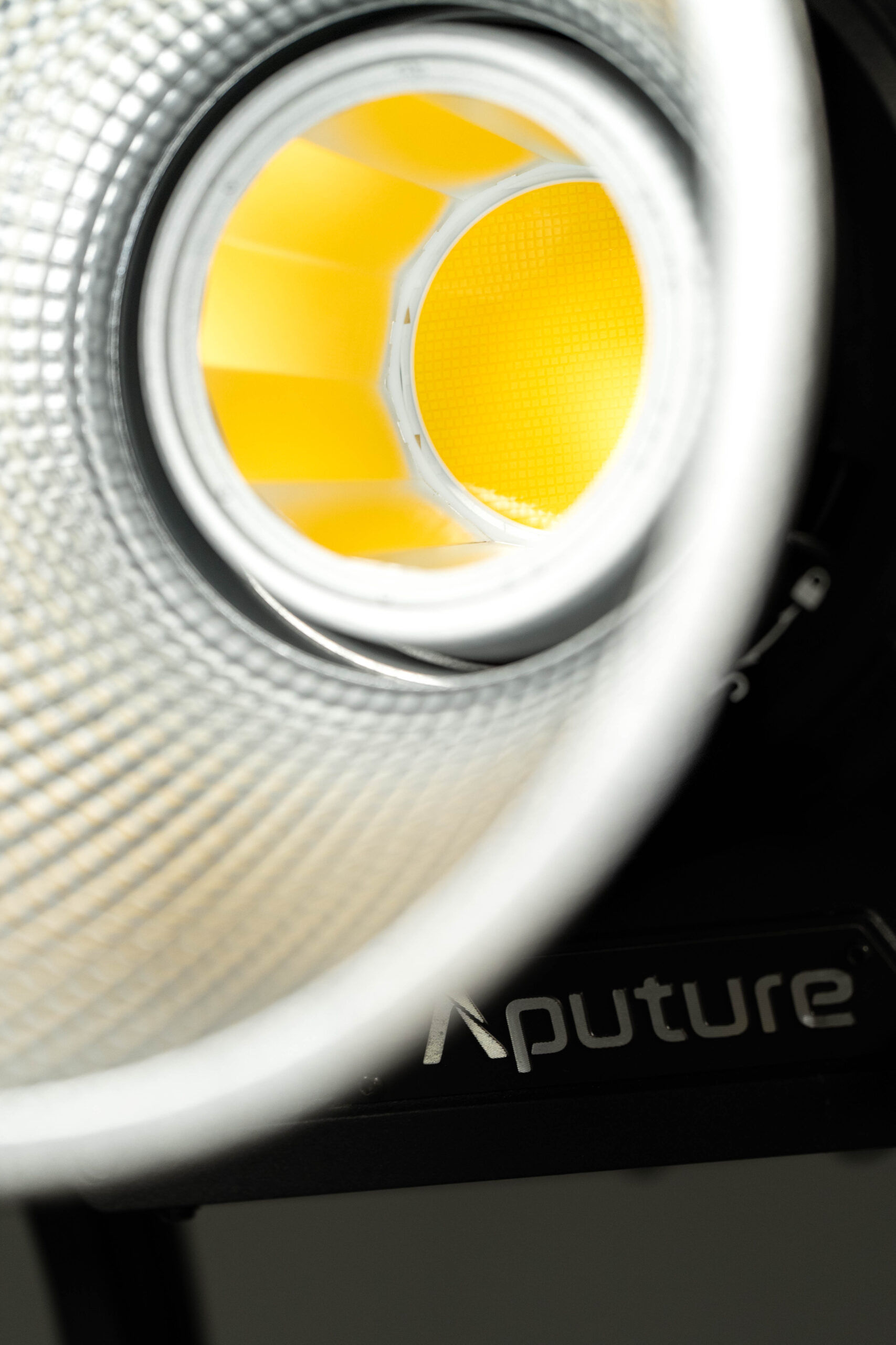 Aputure 1200d detail 3